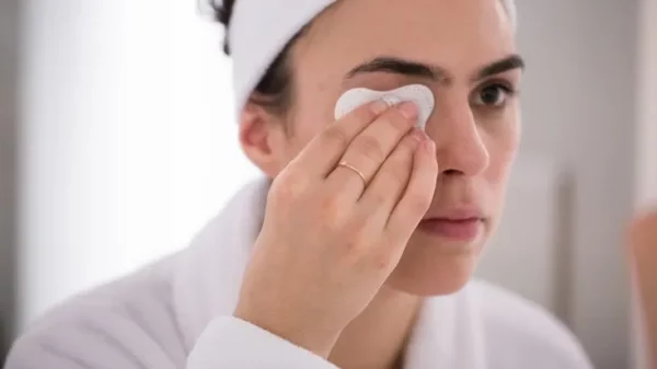 4 EASY STEPS ON HOW TO REMOVE MAKEUP FROM YOUR FACE